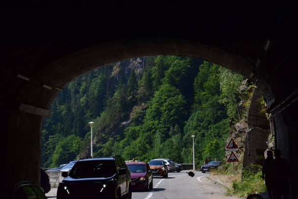 Transfagarasan is a 151 km national road in Romania that connects Muntenia with Transylvania, crossing the Fagaras Mountains, the highest in Romania, which crosses 5 tunnels, 27 viaducts and 830 bridges reaching near the tunnel near Lake Blea  - Foto, Bild