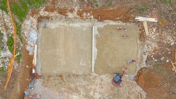 İnsansız hava aracı, işçilerin beton temelleri yıkmasını öngörüyor.. - Fotoğraf, Görsel