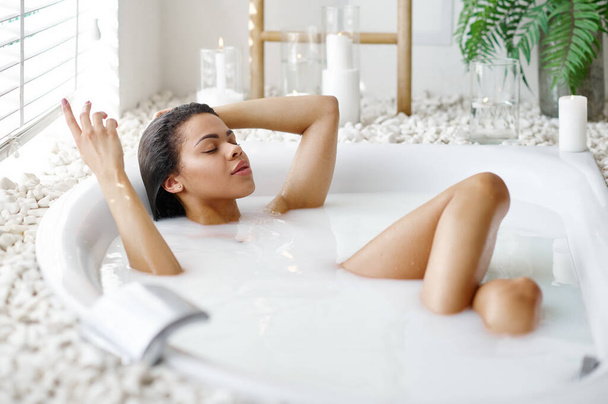 sexy kobieta z szkło w kąpieli z mleko - Zdjęcie, obraz
