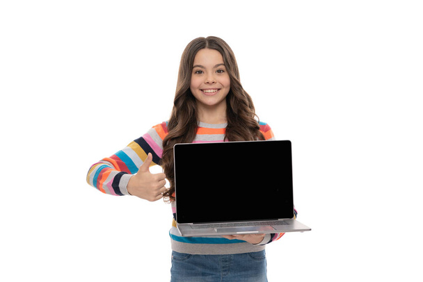 幸せな子供はコンピュータのコピースペース画面、親指アップでプレゼンテーションを作るオンライン教育を勉強します - 写真・画像