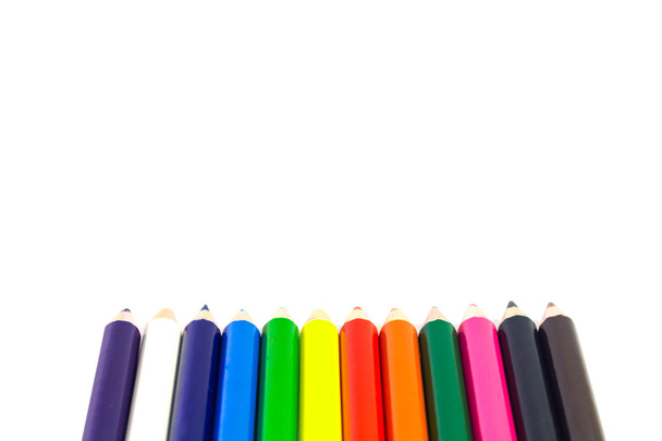 Crayons de couleur isolés sur fond blanc  - Photo, image