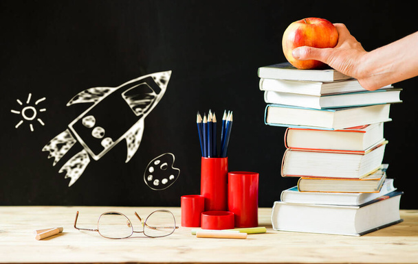 Kara tahtaya karşı okul konsepti kitap yığınına - Fotoğraf, Görsel