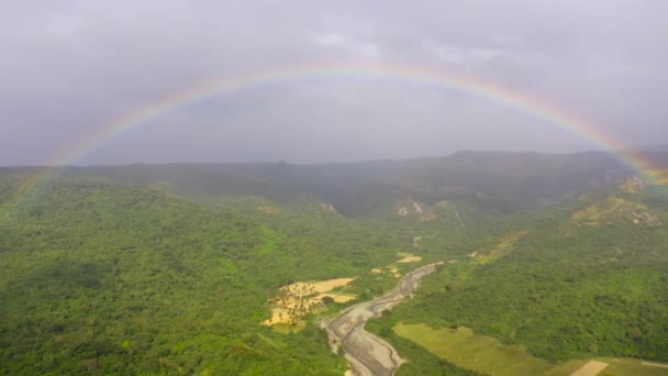 Regenboog over de rivier in de hooglanden. Bergen op Luzon Island, Filipijnen. - Video