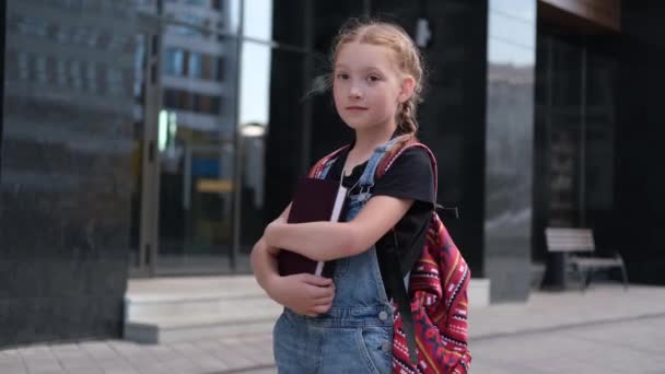  mignonne caucasienne rousse fille avec des livres et sac à dos - Séquence, vidéo