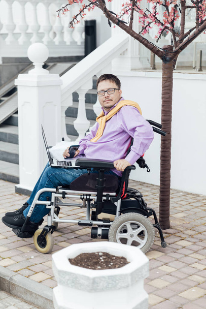 ένας άνδρας με αναπηρία σε αναπηρική καρέκλα κοιτάζει τη θέα - Φωτογραφία, εικόνα