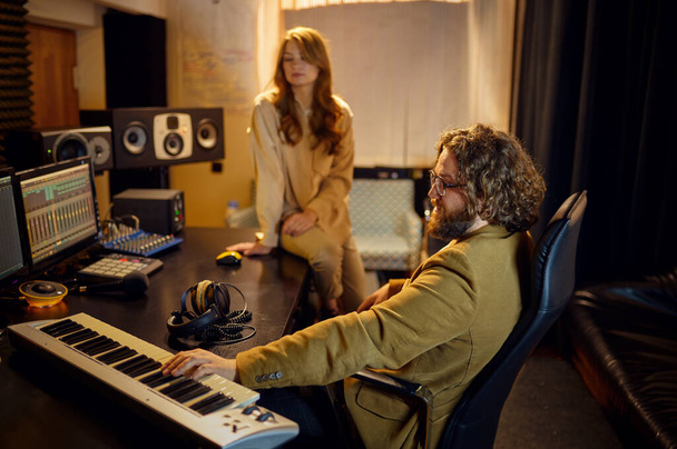 mężczyzna producent i kobieta piosenkarka, studio nagraniowe - Zdjęcie, obraz