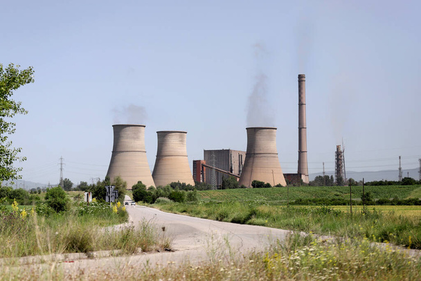 Central térmica (TPP) Bobov dol con quema ilegal de residuos en junio de 2021. TEC o TETs Bobov dol con alta contaminación del aire en un cielo azul. FEDER - Foto, Imagen