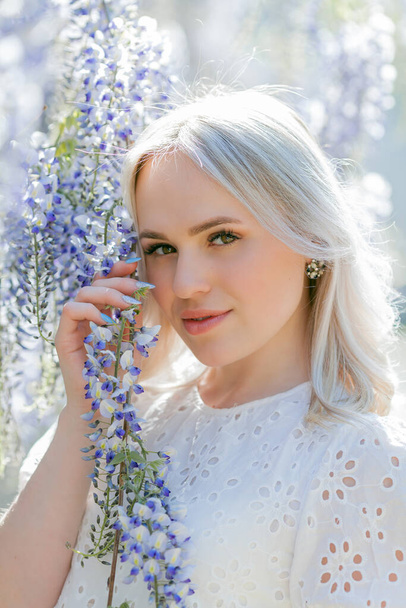 Egy fiatal, gyönyörű nő portréja egy virágzó kertben. Tavasz. - Fotó, kép