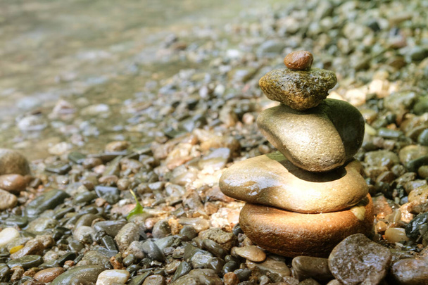 Piramide di pietre in stile giapponese sulla riva del fiume. Meditazione. Rilassati. Serenità - Foto, immagini