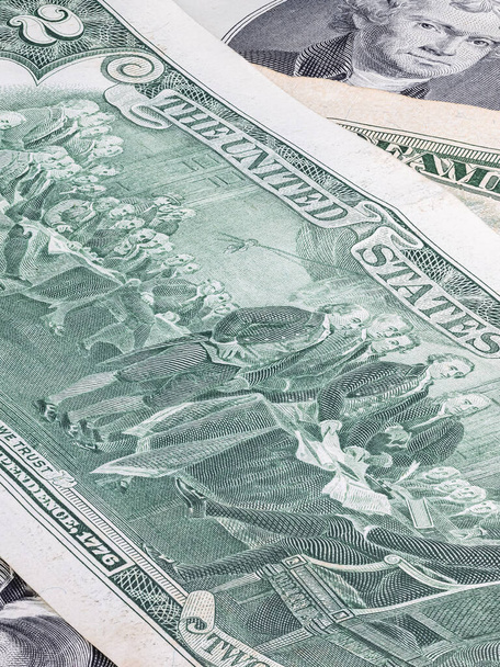 Макро закрывается на дизайнерской поверхности банкнот. Банкноты Соединенных Штатов Америки. Обои фоновые деньги. Подробный крупный план по валюте. Доллары США изолированный плоский захват, USD - Фото, изображение