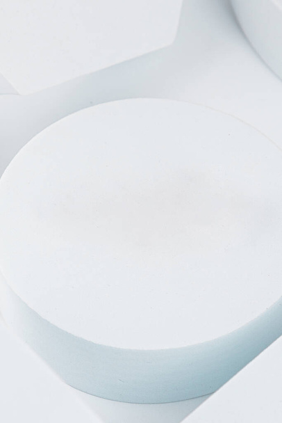 Beyaz arkaplanda geometrik şekilli platform beyazı - Fotoğraf, Görsel