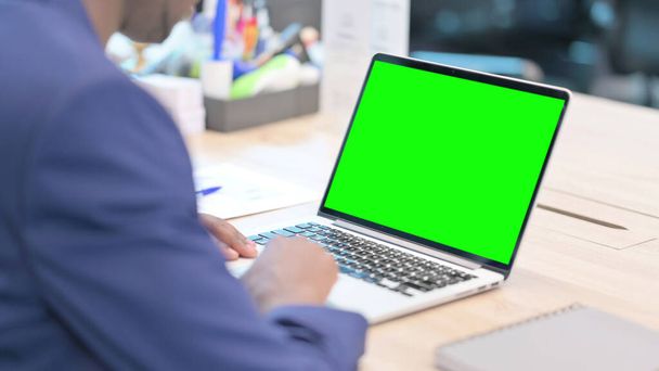 Jovem empresário africano usando laptop com tela Chroma verde - Foto, Imagem
