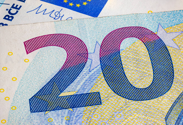 20ユーロ紙幣フラグメントマクロ。新しい20ユーロ紙幣の一部の閉鎖写真。欧州連合のお金。ヨーロッパ通貨。印刷された宗派。詳細コンセプトユーロデザイン. - 写真・画像