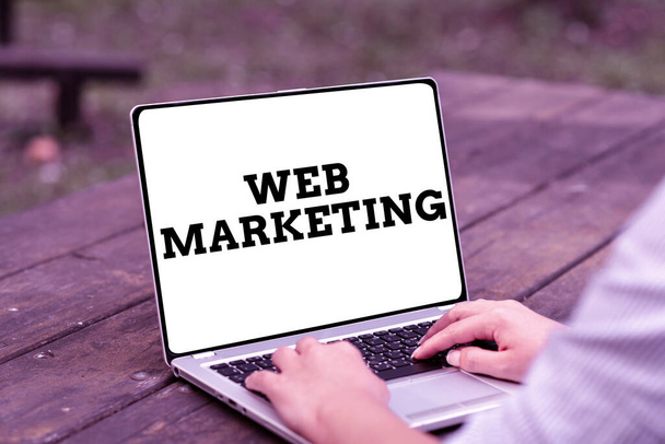 Teksti merkki osoittaa Web Marketing. Käsitteellinen kuva Elektroninen kaupankäynti Mainonta internetin kautta Online-myyjä Ääni- ja videopuheluominaisuudet, jotka yhdistävät ihmisiä - Valokuva, kuva
