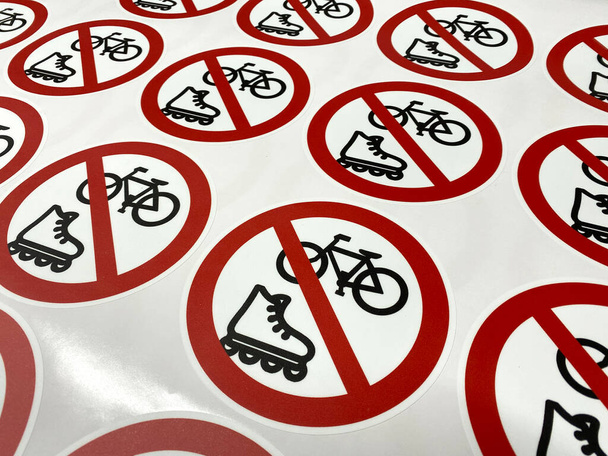 Punaisten kieltävien tarrojen painaminen, et voi ajaa polkupyörällä ja rullaluistimilla - Valokuva, kuva