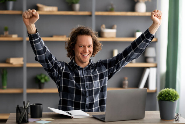 Businessman Shaking Fists In Joy Looking At Laptop In Office - Zdjęcie, obraz