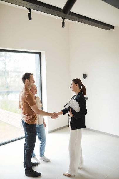Couple Shaking Hands with Real Estate Agent - Foto, afbeelding
