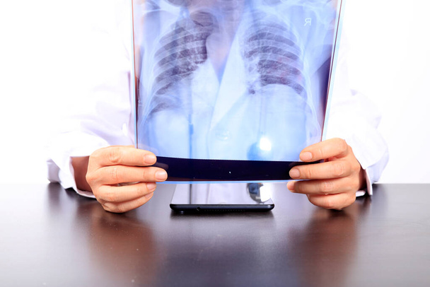 Lekarz medycyny patrzy na zdjęcie płuc w szpitalu. Covid-19 consept, Kobieta Lekarz Patrząc na rentgen w pokoju pacjenta - Zdjęcie, obraz