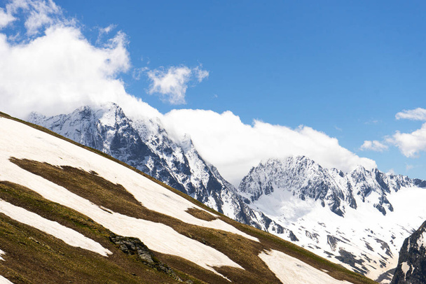 Grandes paisajes de montaña naturaleza. Fantástica perspectiva de la nieve caucásica volcán inactivo Elbrus y fondo cielo claramente azul. Rusia - Foto, Imagen