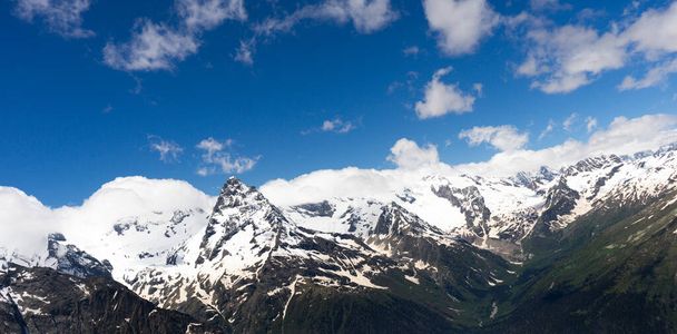 Büyük doğa dağ manzaraları. Kafkasya karının muhteşem perspektifi pasif volkan Elbrus ve açık mavi gökyüzü arkaplanı. Rusya - Fotoğraf, Görsel