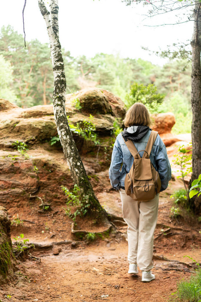 女性は山の上に立っている森林の空中ビュー旅行ライフスタイルアドベンチャー休暇のコンセプト - 写真・画像