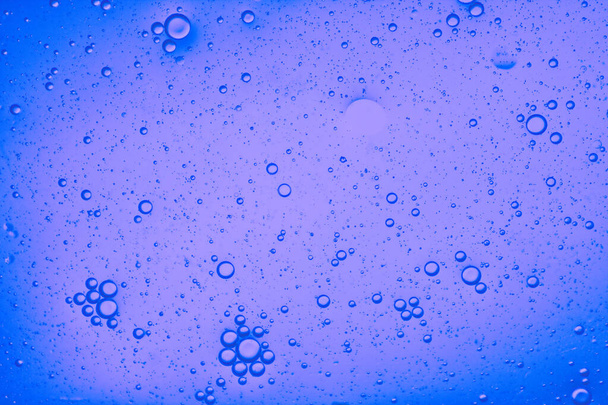 hareket eden baloncukların mavimsi sıvı arkaplanının yakın plan görüntüsü - Fotoğraf, Görsel