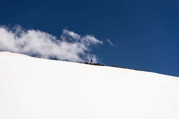Grande natureza paisagens montanhosas. Fantástica perspectiva de neve caucasiana vulcão inativo Elbrus e claramente fundo céu azul. Rússia - Foto, Imagem