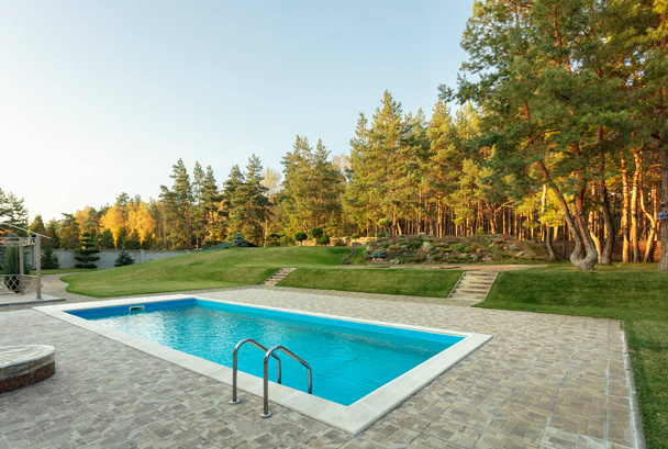 Villa moderna con piscina al aire libre y hermoso jardín. Espacio para texto - Foto, imagen