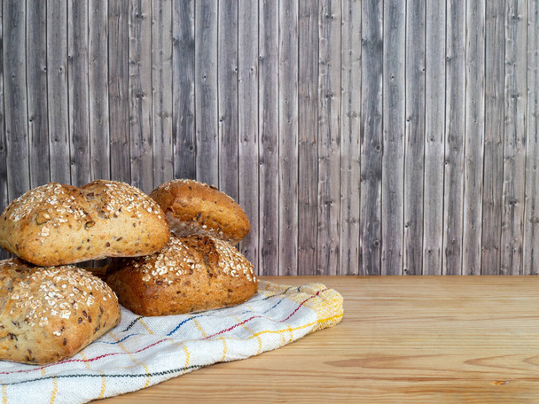 Gebakken broodje geweekt in sesamzaad en havermout geïsoleerd op witte achtergrond.  - Foto, afbeelding