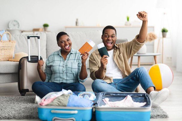 Glückliche schwarze Reisende, die mit Reisetickets posieren - Foto, Bild