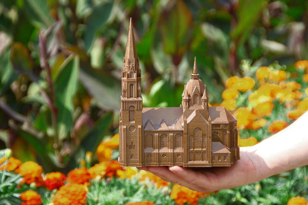 Bir zamanlar var olan ama yok edilen kilisenin oyuncak modeli. - Fotoğraf, Görsel