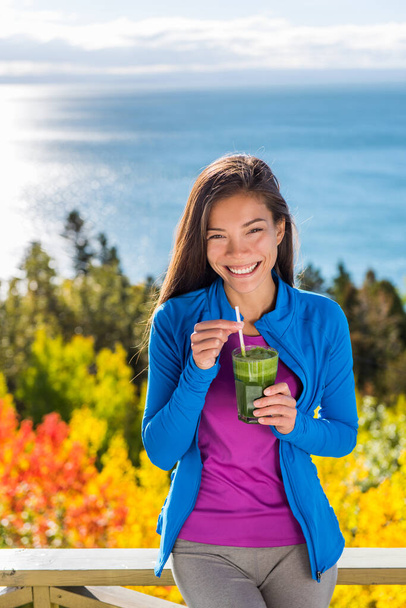 Healthy food autumn woman drinking green smoothie - Фото, зображення