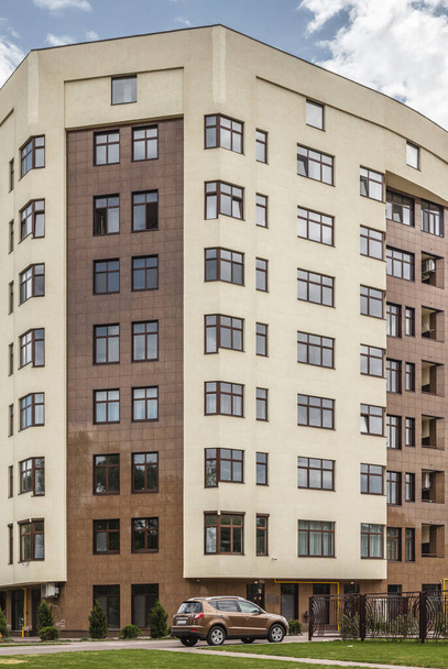 Façade moderne de plusieurs étages brun beige bâtiment dans la ville. Espace pour le texte - Photo, image