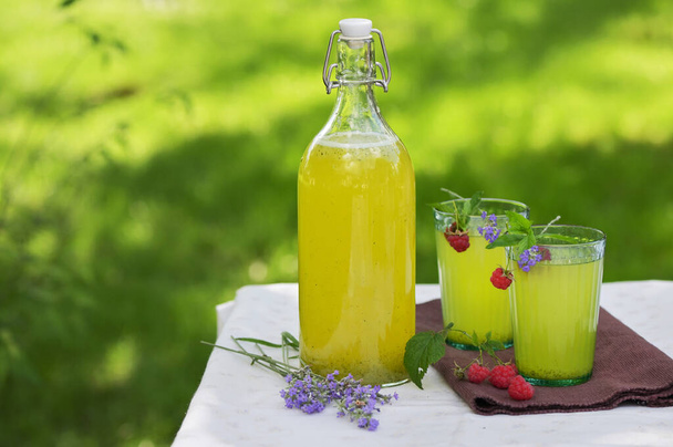 Hausgemachte Limonade in Gläsern mit Himbeer- und Lavendelgeschmack - Foto, Bild