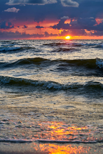 Επικό σκοτεινό ηλιοβασίλεμα ουρανό πάνω από την ακτή της θάλασσας μετά την καταιγίδα.  - Φωτογραφία, εικόνα