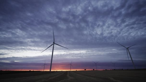 Spectaculaire zonsondergang met draaiende windmolens, wormen oogzicht - Video