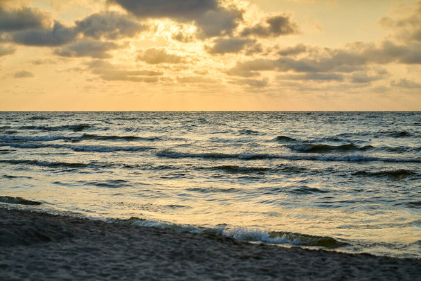 Епічний темний захід сонця небо над морським узбережжям після бурі.  - Фото, зображення