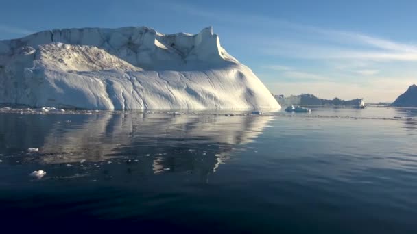 地球温暖化と気候変動-グリーンランドのイルリサット氷河の融解による巨大な氷山。北極の自然景観が有名 - 映像、動画