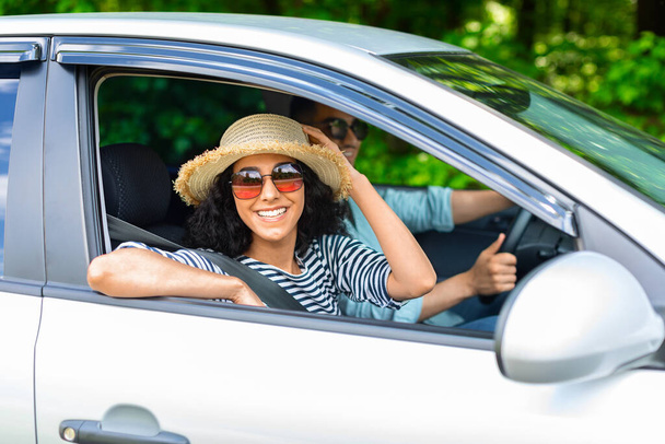 extático millennial marido y esposa teniendo coche viaje - Foto, imagen