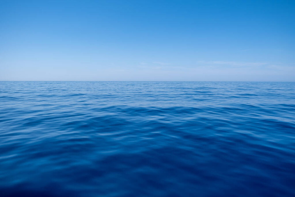 Морський пейзаж, спокійна морська поверхня з невеликими бризами, блакитним фоном неба. Відтінки синього, Натюрморт глибокого блакитного кольору океану, текстури. Порожнє місце, літня відпустка, шаблон оголошення
 - Фото, зображення