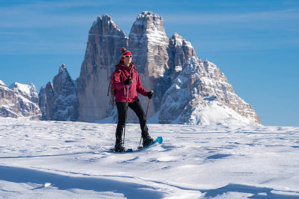 miła aktywna kobieta w średnim wieku pod słynnym Three Peaks od Prato Piazzo do Monte Specie w trzech dębach Dolomity obszarze w pobliżu miejscowości Innichen z trzema szczytami w tle, Południowy Tyrol, Włochy - Zdjęcie, obraz