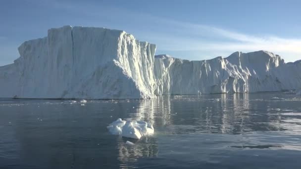地球温暖化と気候変動-グリーンランドのイルリサット氷河の融解による巨大な氷山。北極の自然景観が有名 - 映像、動画