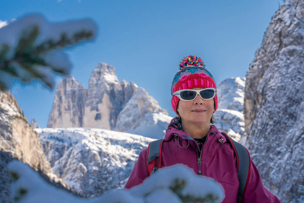aktiivinen vanhempi nainen lumikenkäily upeissa Hoehlenstein Valley kuuluisan Three Peaks, Dolomites lähellä kylää Toblach, Etelä-Tiroli, Italia - Valokuva, kuva