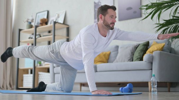 Felnőtt férfi csinál edzés otthon - Fotó, kép