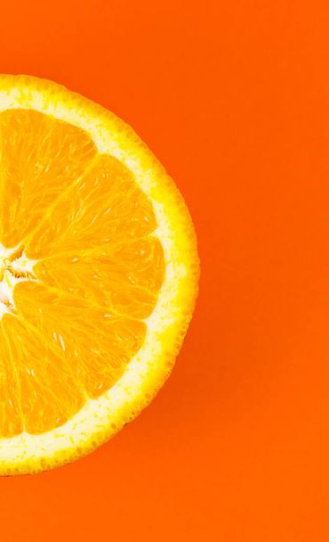Közelkép a narancssárga textúra a narancssárga háttér. Gyümölcs félbevágva, belül, makró kilátás. Minimalizmus, eredeti és kreatív kép. Gyönyörű természetes tapéta. - Fotó, kép