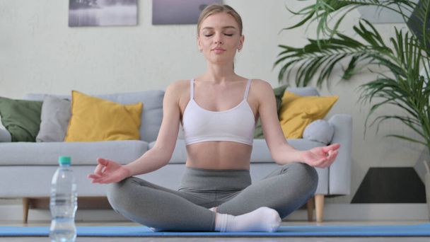 Primer plano de la mujer haciendo meditación con los ojos cerrados - Foto, imagen