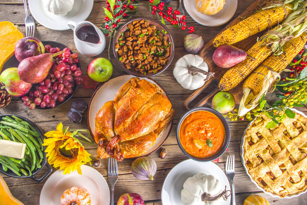 Happy Thanksgiving Konzept. Erntedankfest Abendessen mit traditioneller Mahlzeit und Speisen - grüne Bohnen, Kartoffelpüree, Preiselbeersoße, Kürbissuppe, Herbstfrüchte, Gemüse - Foto, Bild