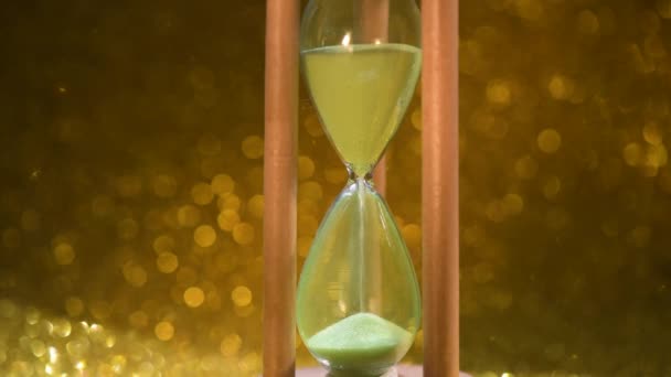 Крупним планом пісочний годинник на золотому фоні
 - Кадри, відео