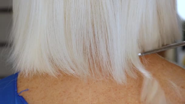 Stříhání vlasů z její přítel doma žena - Záběry, video