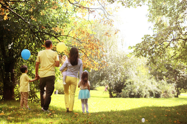 Família com crianças para um passeio no parque de verão. Parque de Autumnin. Família. Queda. Felicidade.  - Foto, Imagem